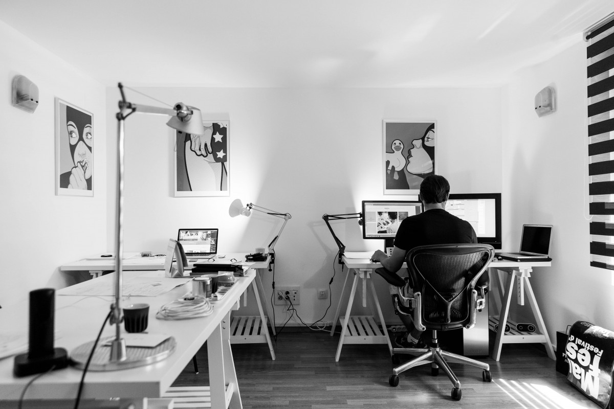 Utiliser un bureau debout pour jouer