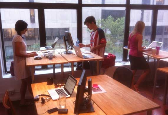 Qu&rsquo;est-ce qu&rsquo;un bureau assis debout et pourquoi en utiliser un ?