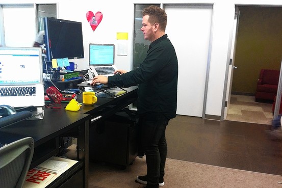 travail homme bureau debout